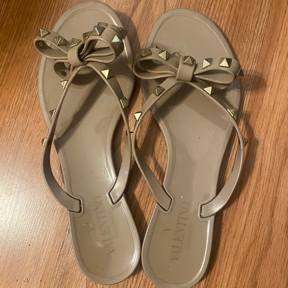 Valentino classic sandals in beige - Picture 1 of 5